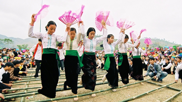 Tamia Chầu dalam daoh Then đàn tính