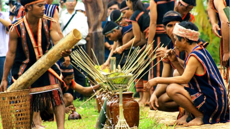 Le hoi mbang cốm barau di urang Bana pak Bình Định