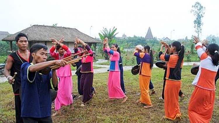 Hagal haluk nan lac alat ragam pambuak dua bangsa Cam saong Raglai