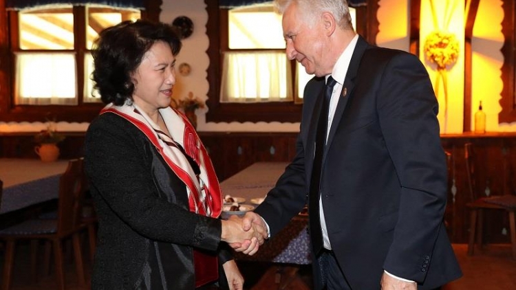 Khau tin 10h30 saong 14h30 harei 11/4