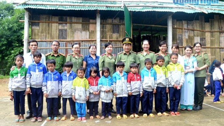 Tinh Quang Ngai daong kuhria ka urang bhum ia ribuk sua uanraok Tet