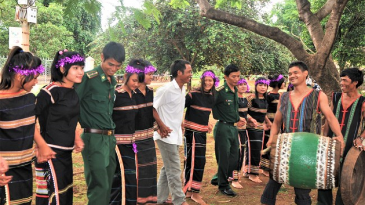 Đông Thắng bui sambai raok “tết quân dân”