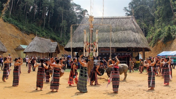 Urang bhapbini Cơ Tu ngak adat dhar phuan glai