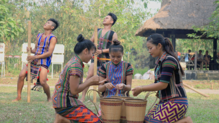 Adat kakuh lisei bahrau di urang Xtiêng