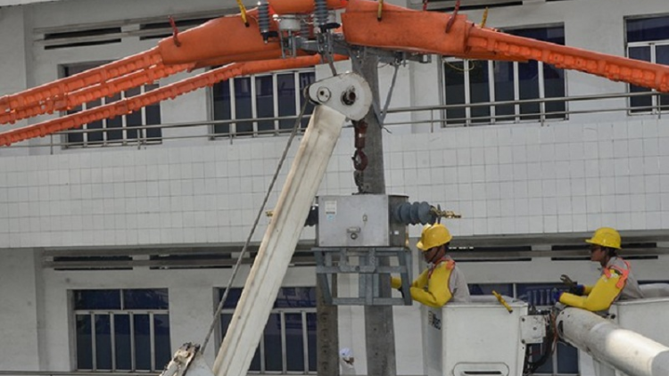 TPHCM: Pasang iek jaln talei gom điện di bilan hajan ribuk