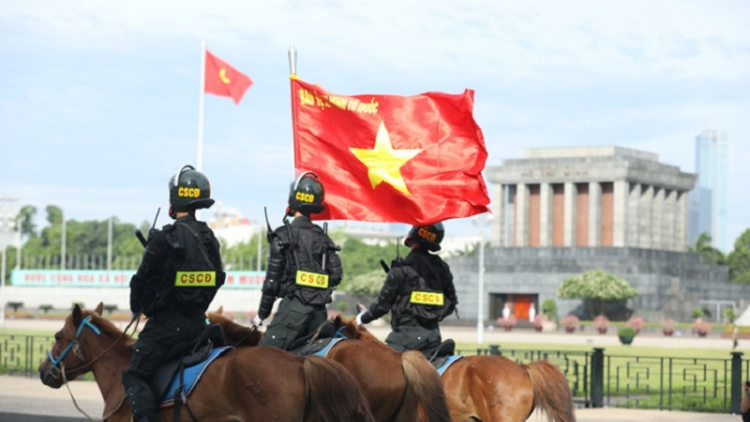 Harei ni, Kapul cảnh sát cơ động ndik saih hu tabiak mbaok  di Lăng Chủ tịch Hồ Chí Minh song boh sang Quốc hội, Hà Nội.