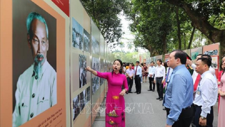 Page ini 6/5, di labik inem mek Chủ tịch Hồ Chí Minh di Phủ Chủ tịch, hu peih  parang iek rup thaot "Chủ tịch Hồ Chí Minh – Urang pal akaok prong glaong di Đảng Cộng sản saong bhap bani Việt Nam, lambaok sron mbon saong jum pataom di bhap bani dunya"