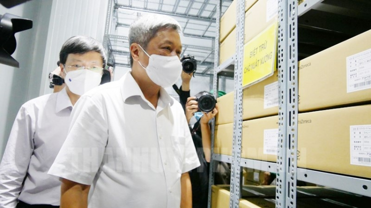 Beir harei 17/6, Thứ trưởng Bộ Y Tế Nguyễn Trường Sơn hu pasang iek gilang khik piah  800.000 mbang  vaccine Covid-19 di Viện Pasteur TP.HCM