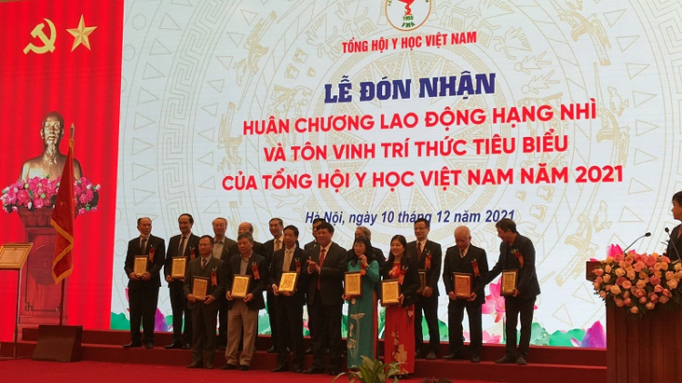 Page 10/12, di Ha Noi, Tổng hội Y học Việt Nam peih bruk Taduan raok Huân chương lao động hạng Nhì saong Bruk pok meyaom trí thức naih gheih gah Y tế mbang ka dua