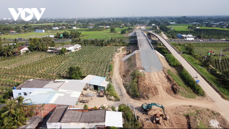 UBND tỉnh Long An bahrau hu panuac ieu dom puk palei, dom sở, dom gah hu pagam tal  pasang iek bruk brei taneh ngak jalan piah padang ngak labik dok.