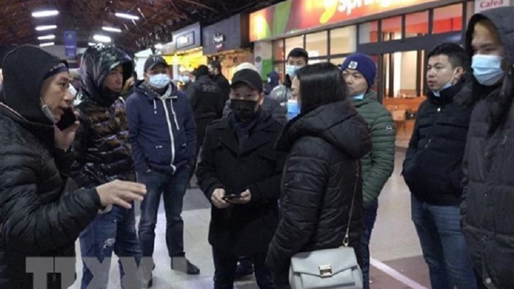 Kapal haok taduan pajeng jaik 300 urang Việt meng Ukraine mai taneh ia par tagok meng Bucharest (Romania),