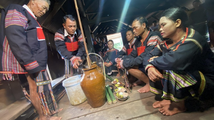 Gheih mekre adat pambuak talei rohim adei saai di urang Mnông daok di  Đắk Lắk