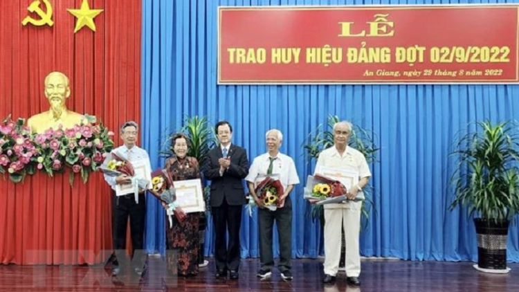 Ban Thường vụ Tỉnh ủy An Giang bahrau peih bruk jao huy hiệu Đảng brei ka 22 urang đảng praong umo Đảng di tuk uan harei 2/9