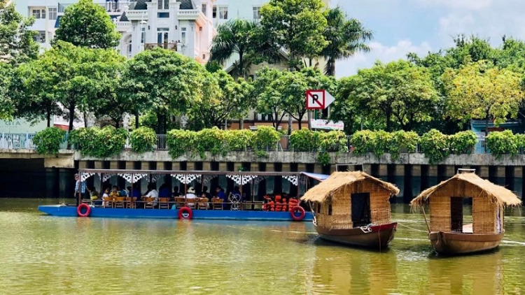 Cakrok ravang me-in jalan kraong di TP HCM daok rilo tavak tavaiy