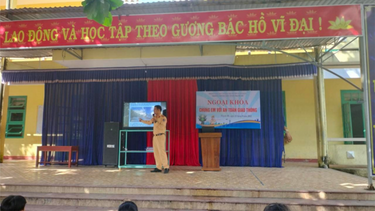 Xay moon pháp luật c’lâng c’tốch đoọng ha học sinh Nam Giang (Quảng Nam)