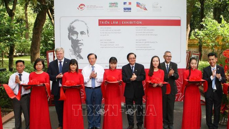 Triễn lãm tài liệu “Hồ Chí Minh: Pr’ắt tr’mung lâng bh’rợ tr’nêng tơợ tài liệu zư đợc Việt Nam lâng bha lang k’tiếc”