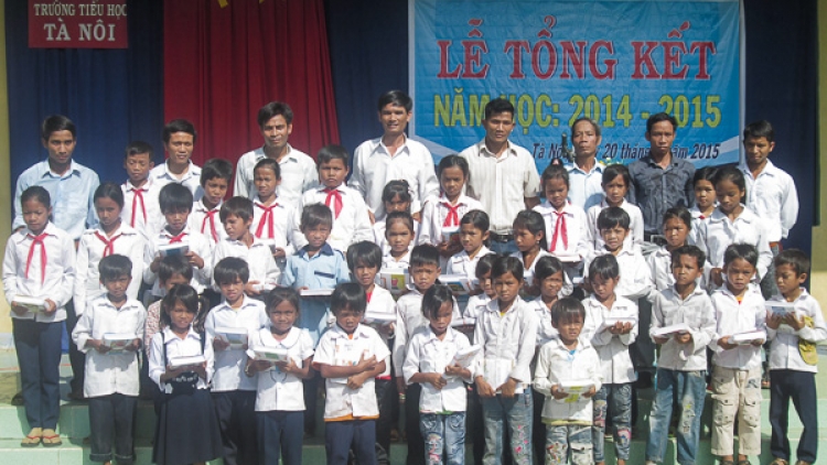 Bh’rợ đơơng âng cr’liêng chữ tước ooy học sinh zr’lụ da ding k’coong Ninh Thuận