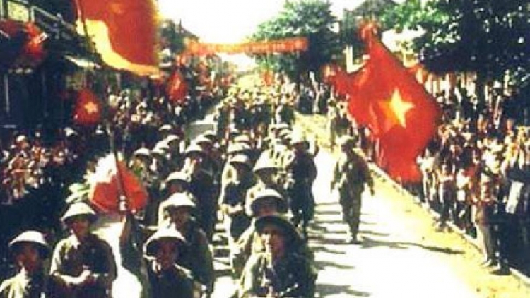 Cr’noọ âng apêê chiến sỹ chô k’đhơợng lêy Thủ đô l’lăm t’ngay giải phóng