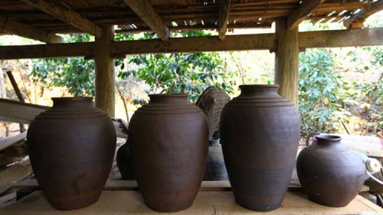 Ting bil pất a’năm bh’rợ gốm Mường Chanh