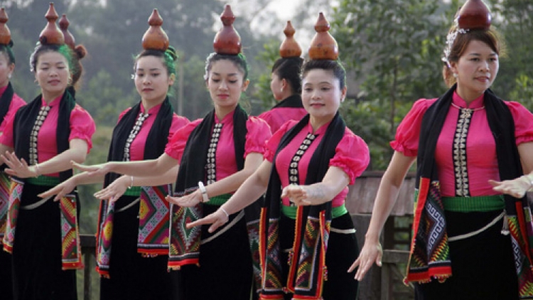 Khăn piêu âng pân đil c’bhúh Thái tăm cóh Tây Bắc