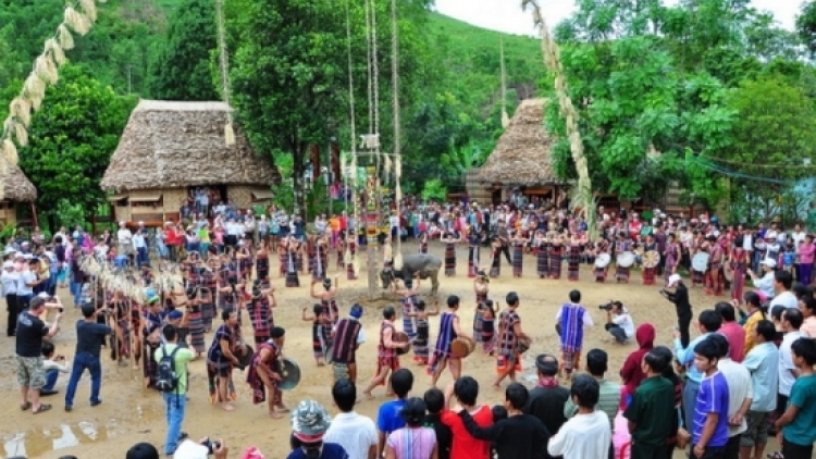 Xã Zuốih bảo tồn điệu múa Tân tung Da dá truyền thốngChr’val Zuốih zư lêy tân tung da dặ ty đanh