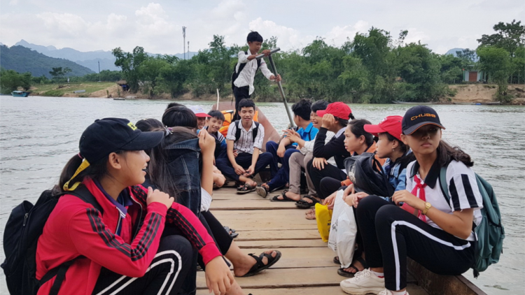 Quảng Bình: Căh choom bhrợ dung, k’ha riêng học sinh năc lươt z’lâh k’ruung lâng bhuông k’tứi