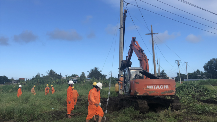 Điện lực miền Trung: T’bhlâng pa liêm pa crêê điện đoọng vêy điện ha manuyh đươi dua