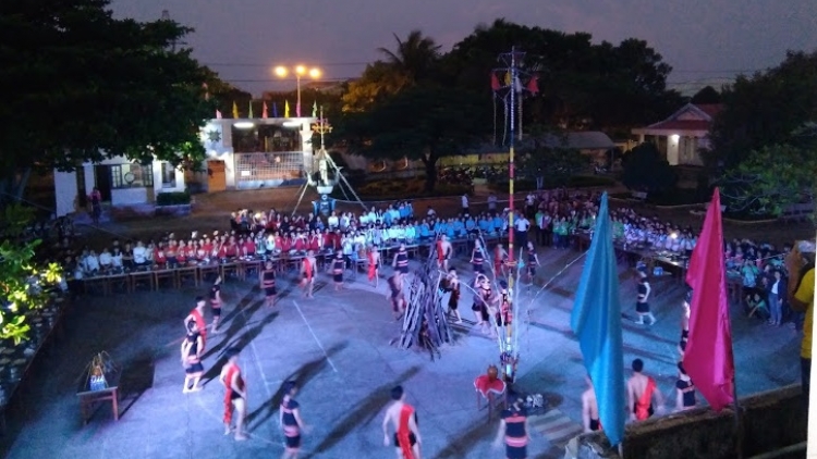 Trường PTNTNT Quảng Nam:R’rộ r’răm Bhiệc bhan Cha ha roo t’mêê