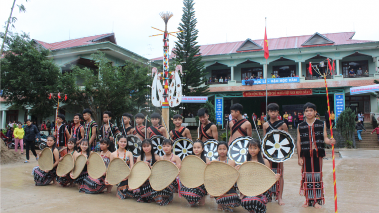 Học sinh Tây Giang r’rộ r’răm bhrợ têng bhiệc bhan cha ha roo t’mêê