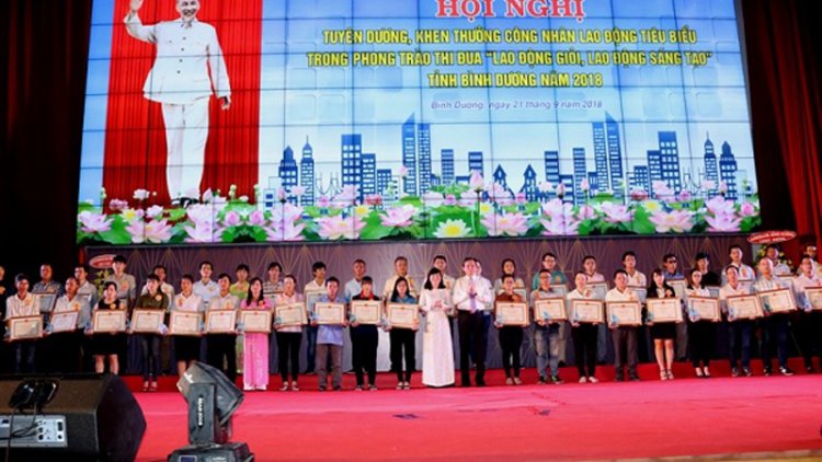 Manứih công nhân t’bhlâng thi đua pa bhrợ ta têng liêm choom, bhriêl ta bách