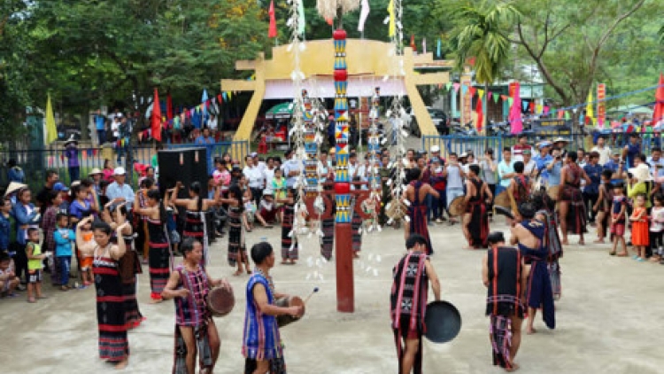 Liên hoan văn hoá-thể thao lâng padưr cớ bhiệc bhan ty đenh âng manứih Cơ Tu