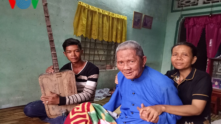 Pr’loọng đong nghệ nhân lứch loom lâng nghệ thuật Chằm riêng Chà pây