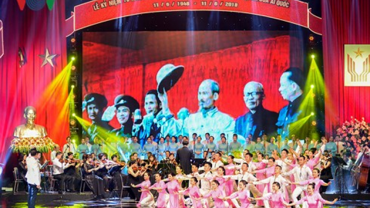 Apêê bhriêl choom bhlầng giao lưu đhị bêl bhiệc bhan hơnh déh 70 c’moo t’ngay Chủ tịch Hồ Chí Minh t’đang thi đua chắp kiêng k’tiếc k’ruung