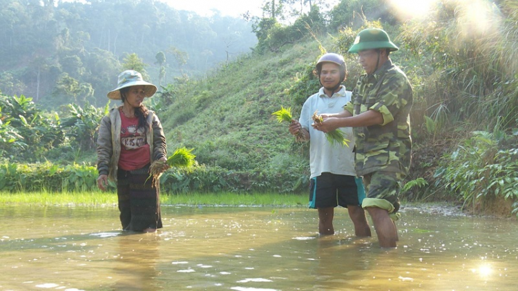 Bộ đội Biên phòng zooi manuyh đharựt coh zr’lụ c’noong k’tiêc Hướng Hoá