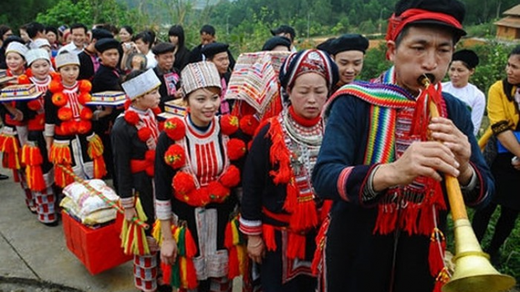 J’niêng cr’bưn Phúa chuống âng đhanuôr Dao bhrông Yên Bái