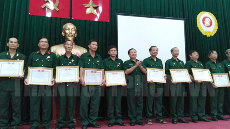 Cựu chiến binh gương mẫu dưr clan pậ bhứah đợ râu liêm chr’nắp cóh đhanuôr