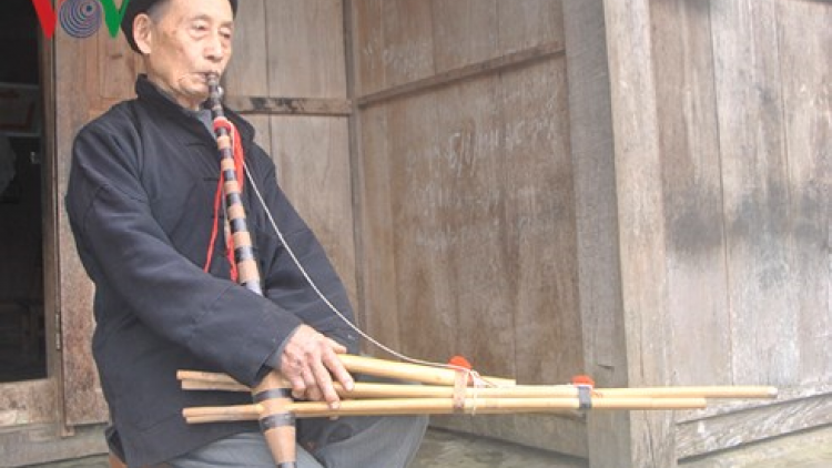 Nghệ nhân Ma Khải Sò cắh yêm ặt tợt bh’rợ zư đớc xa nul khèn Mông