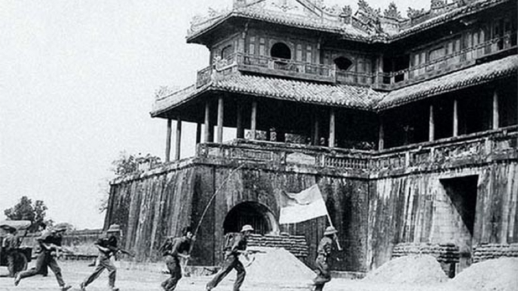Bh’rợ giải phóng Huế muy t’ngay ma mơ lâng 20 c’moo