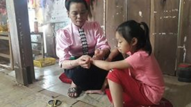 Ma nưih Thái Tây Bắc: Pa gơi râu rơơm kiêng c’rơ tr’mung yêm têêm đhị đhr’niêng chọ chỉ mr’nit têy