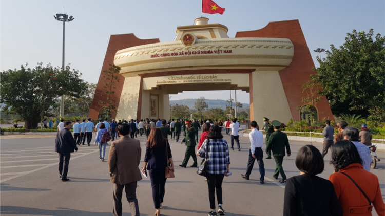 Bh’nơơn chr’năp ga măc C’lâng 9 – Nam Lào: Râu liêm choom âng bh’rợ đoàn kết chr’năp Việt – Lào