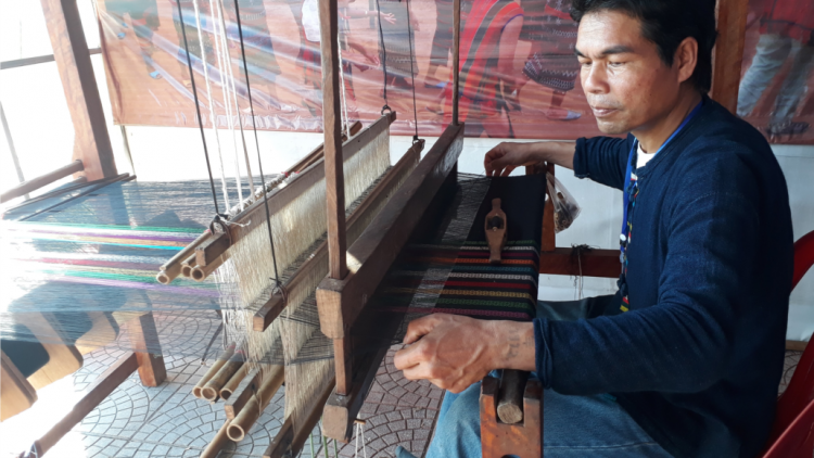 Manuyh lứch loom lâng bh’rợ taanh n’đooh a dooh ty đanh âng đhanuôr Vân Kiều