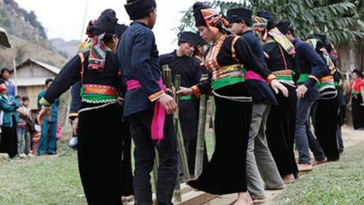 Bhuốih ha roo t’mêê-J’niêng cr’bưn ma bhưy chr’nắp âng manứih La Ha cóh Sơn La