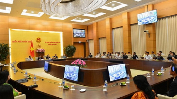 Phó Chủ tịch Quốc hội Phùng Quốc Hiển đương hơnh déh apêê đại biểu nông dân t’béch bhlâng cóh prang k’tiếc k’ruung hêê