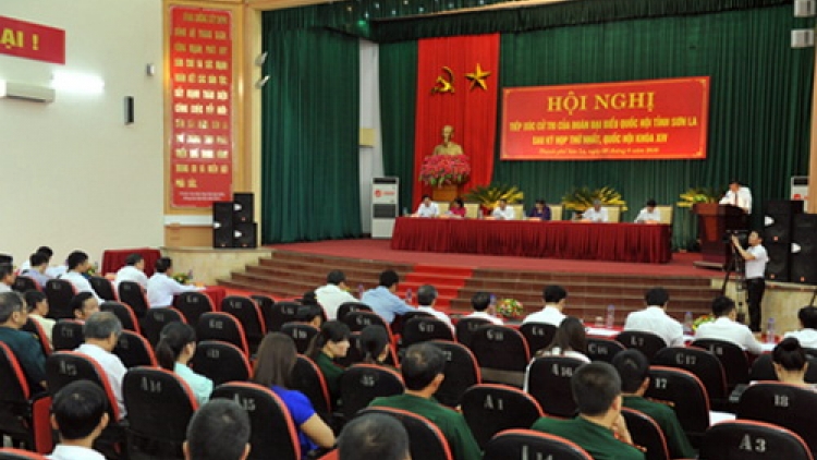 Phó Chủ tịch Quốc hội Tòng Thị Phóng lưm cử tri tỉnh Sơn La