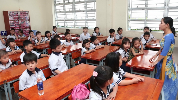 Lấh 1600 trường tiểu học cóh zr’lụ zr’nắh k’đháp bơơn bhrợ têng toong t’ngay