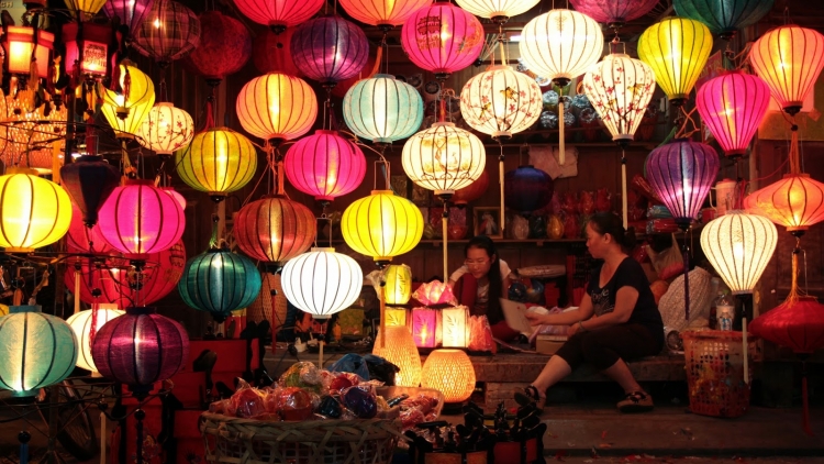 Quảng Nam bhiệc bhan râu tr’ang g’lúh tr’nơợp ta bhrợ đhị Hội An