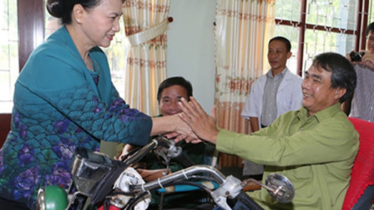 Chủ tịch Quốc hội tước lum lêy Trung tâm băn par manuýh thương binh lâng manuýh vêy công Long Đất