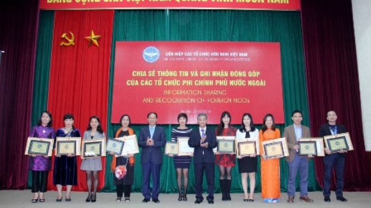 Cher đoọng  Bằng khen lâng Kỷ niệm chương “Tu tệêm ngăn, zr’ziêng bhlưa zập acoon cóh” cher đoọng 30 tổ chức phi chính phủ k’tiếc k’ruung lơơng bhrợ liêm ta níh