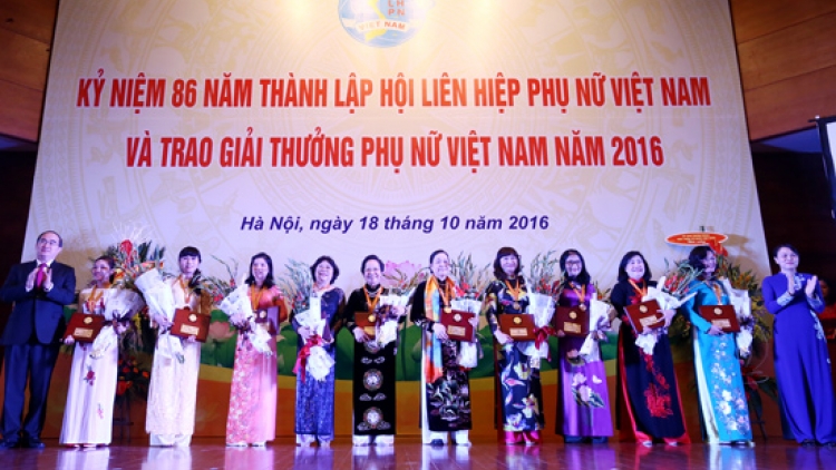Ch’ner pân’đil Việt Nam c’moo 2016 hơnh déh tập thể lâng cha’nặc manứih liêm choom cóh prang k’tiếc k’ruung