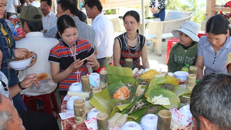 La liêm pr’hay r’véh r’đoọng, chr’na đha nắh truyền thống Cơ Tu.